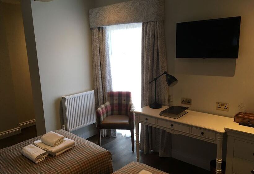 مبيت وإفطار The Walhampton Arms