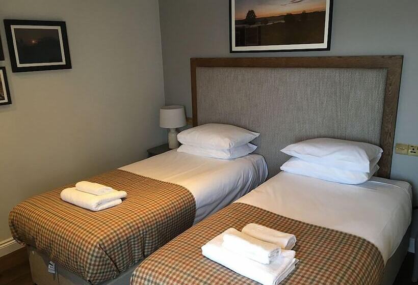 مبيت وإفطار The Walhampton Arms