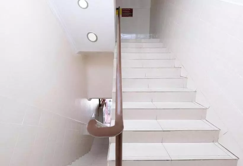 ホテル Oyo 707 Ayuni