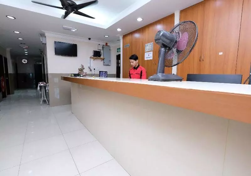 ホテル Oyo 707 Ayuni