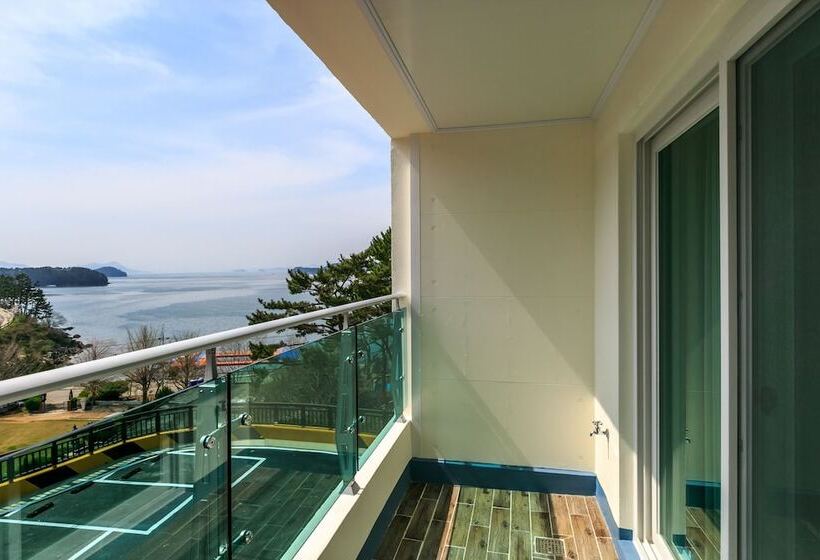 호텔 Tongyeong Beach Castle