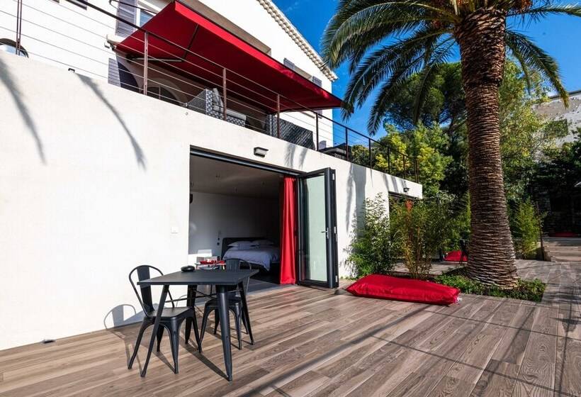 פנסיון The Address Cassis