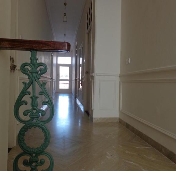 Pensionat Lakeside Inn Ratanada