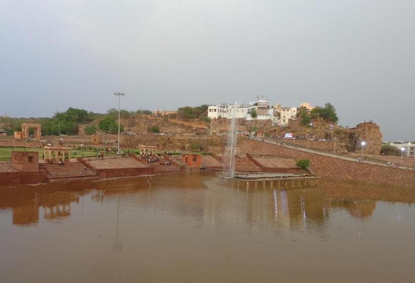 Pensionat Lakeside Inn Ratanada