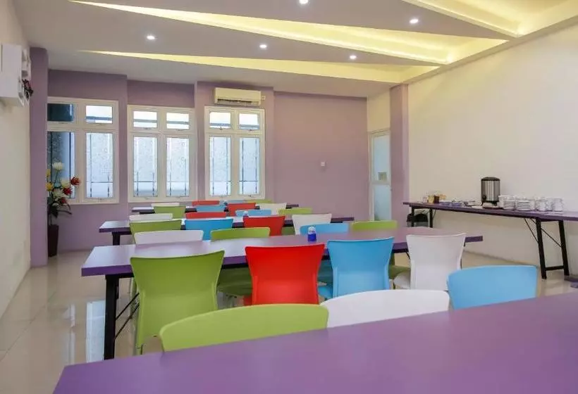 Hotelli Reddoorz Plus Near Stasiun Bekasi