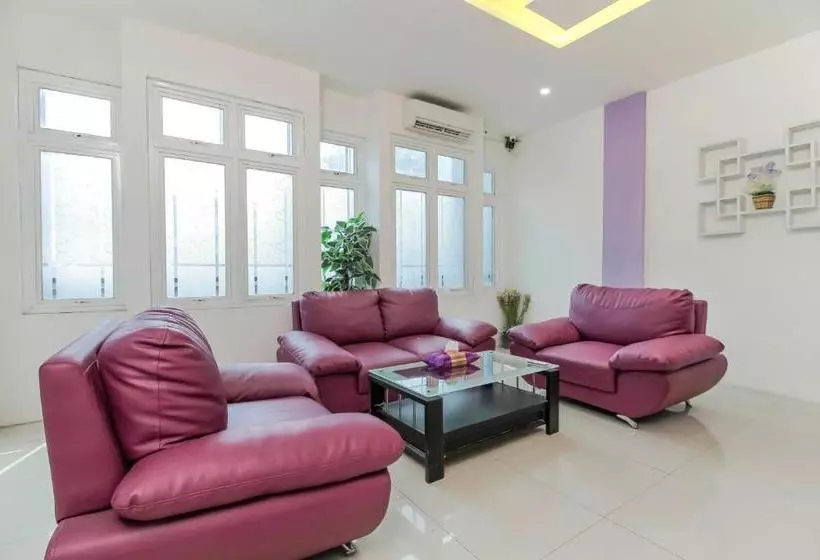 Hotelli Reddoorz Plus Near Stasiun Bekasi