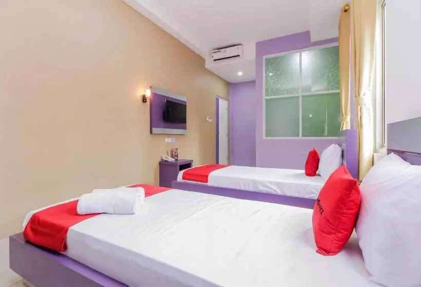 Hotelli Reddoorz Plus Near Stasiun Bekasi