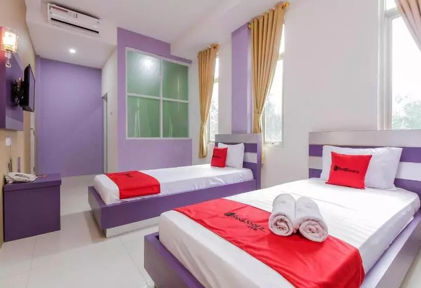 Hotelli Reddoorz Plus Near Stasiun Bekasi