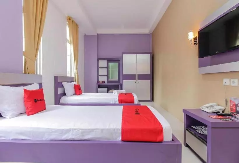 Hotelli Reddoorz Plus Near Stasiun Bekasi