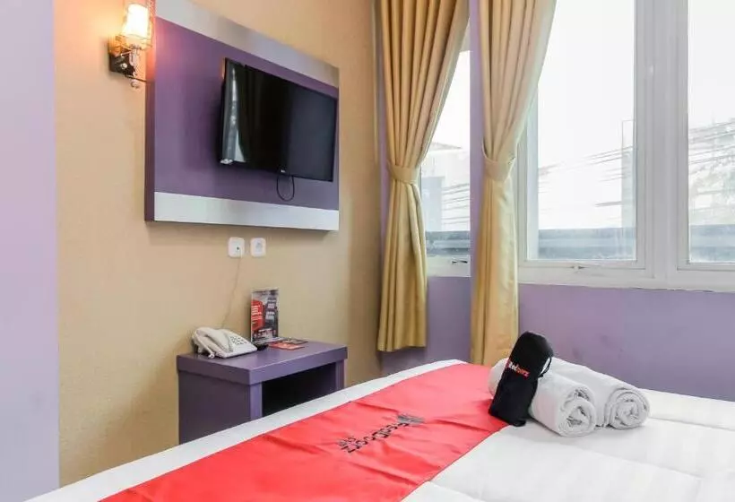 Hotelli Reddoorz Plus Near Stasiun Bekasi