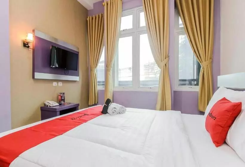 Hotelli Reddoorz Plus Near Stasiun Bekasi