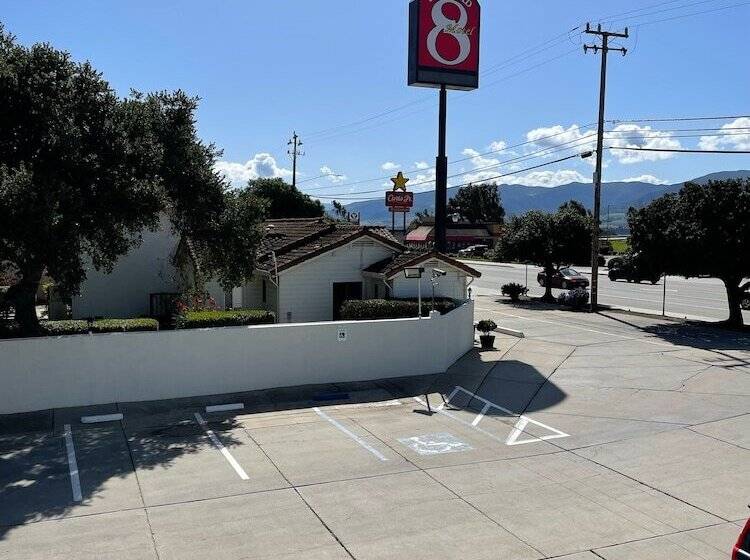Soledad Motel 8