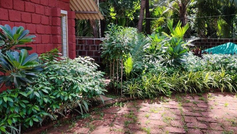 בית מלון כפרי Oasis Resort