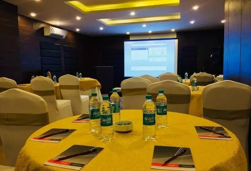 ホテル Calux Grand Baga   Formerly Amara Grand