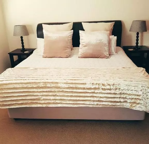 Majatalo Copperstone House