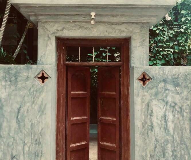 Pension (Hôtel basse catégorie) More Joy