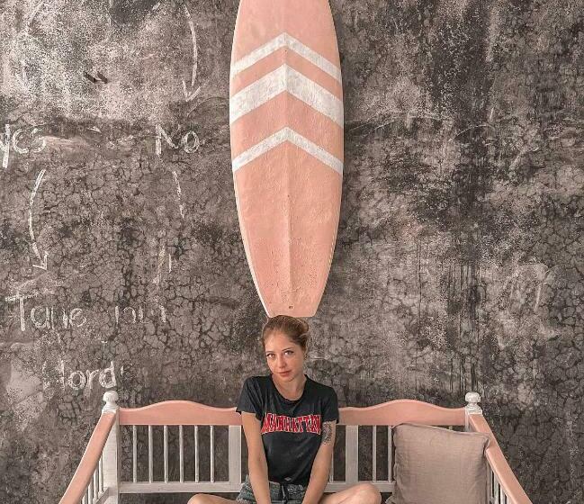 Pension (Hôtel basse catégorie) More Joy