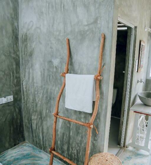 Pension (Hôtel basse catégorie) More Joy