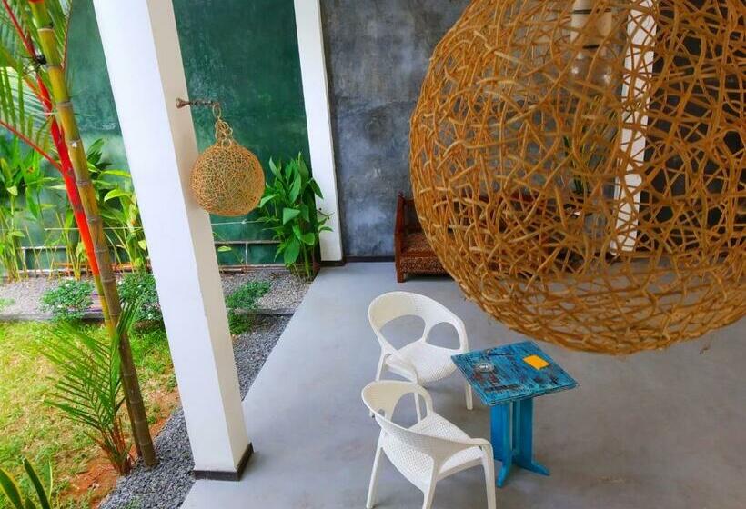 Pension (Hôtel basse catégorie) More Joy