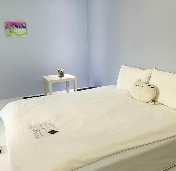 Bed and Breakfast 3 Feet Cat