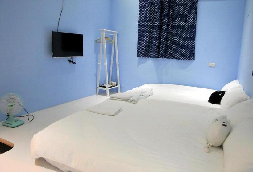 Bed and Breakfast 3 Feet Cat