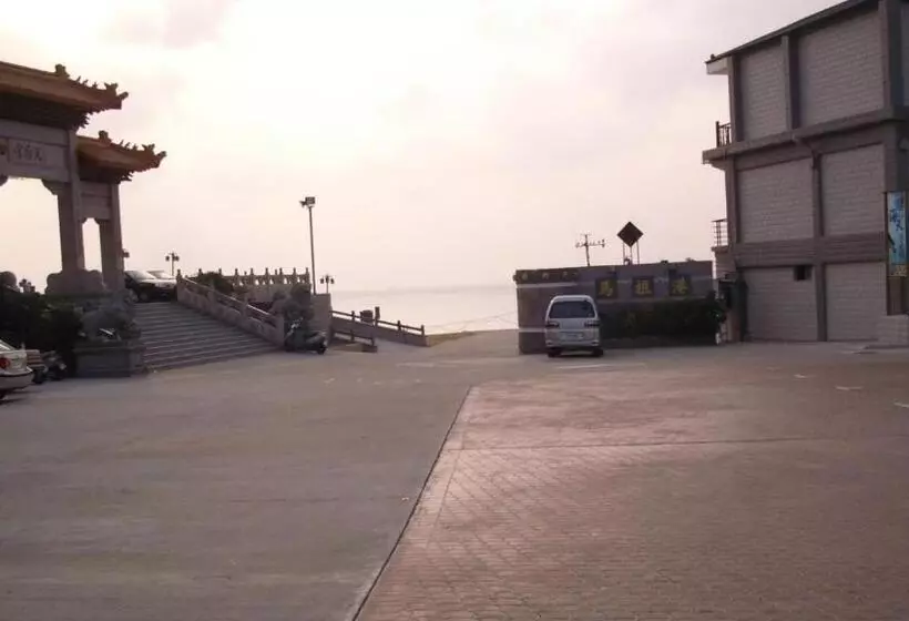 تختخواب و صبحانه 3 Feet Cat