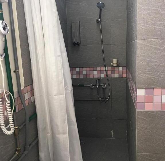 Bed and Breakfast 3 Feet Cat