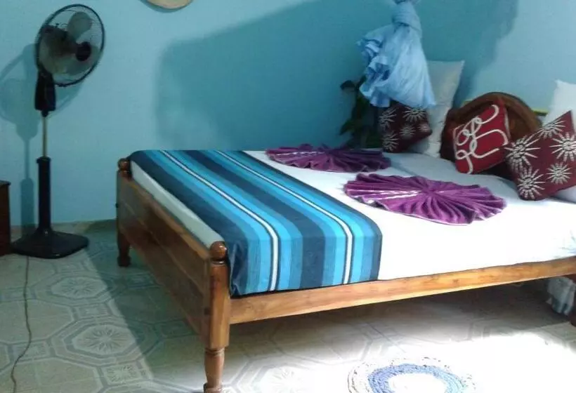 تختخواب و صبحانه Flower Inn