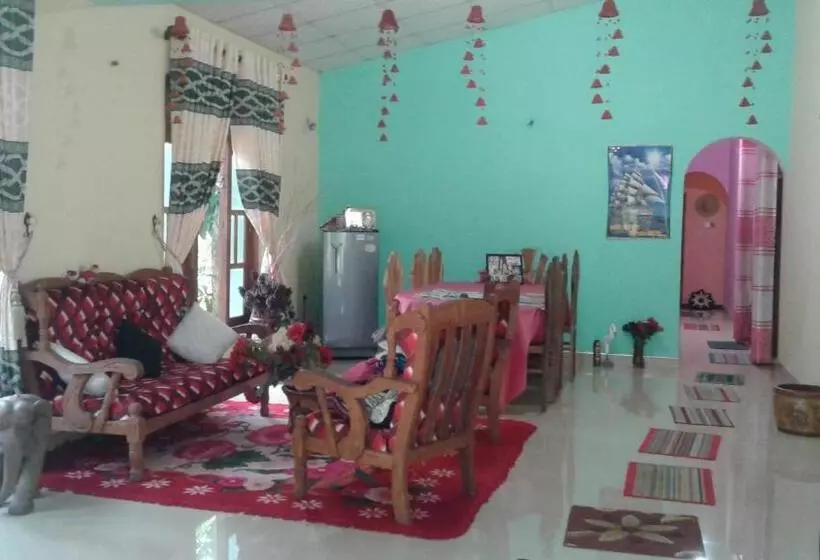 تختخواب و صبحانه Flower Inn