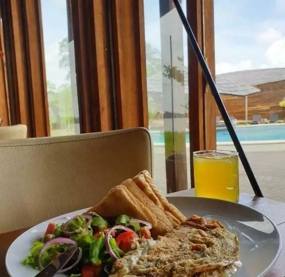 هتل Houttuyn Wellness River Resort