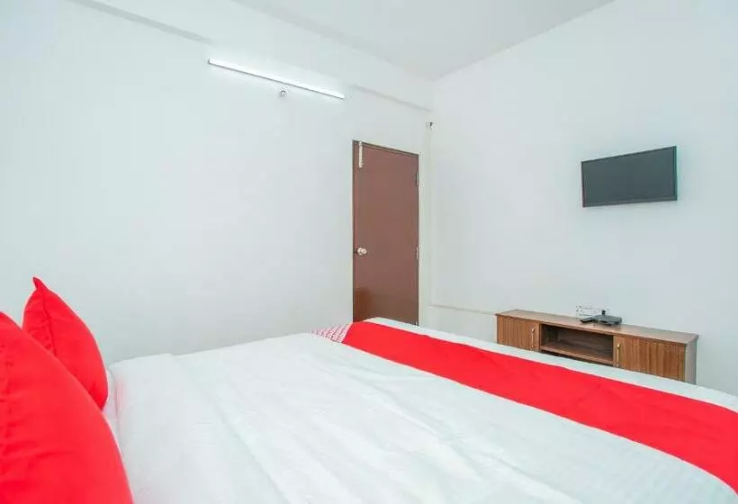 Hotelli Oyo 18718 Pavitra Delux