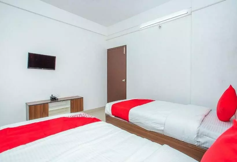 Hotelli Oyo 18718 Pavitra Delux