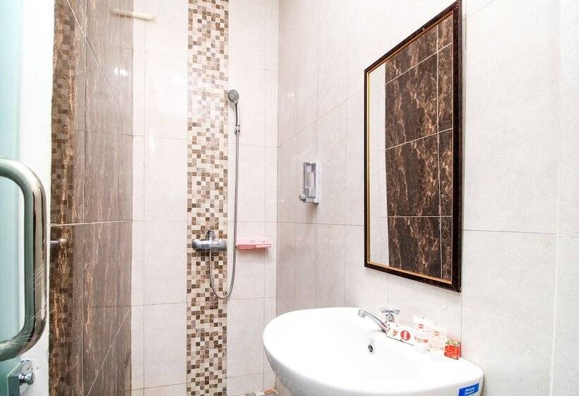 A1 Hotel By OYO Rooms