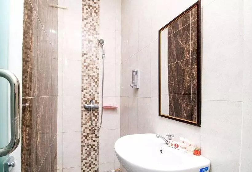 A1 Hotel By OYO Rooms
