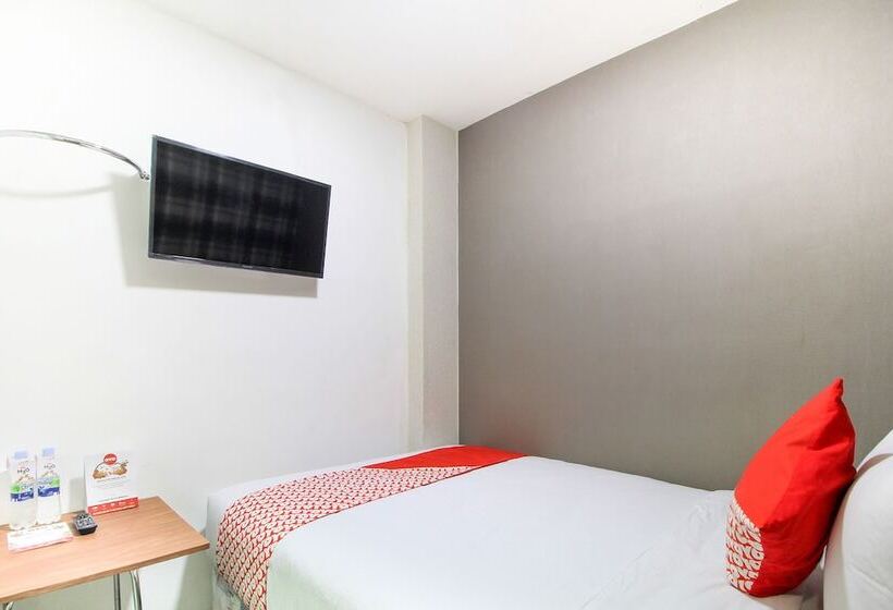 A1 Hotel By OYO Rooms