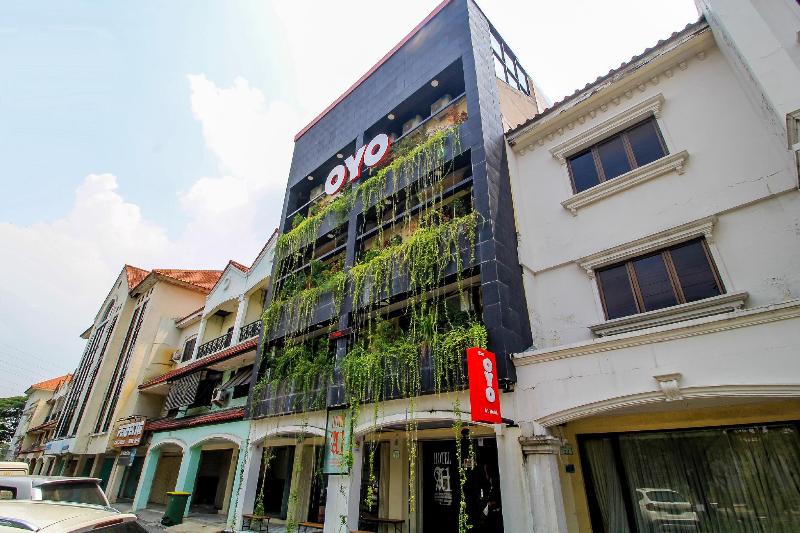 A1 Hotel By OYO Rooms