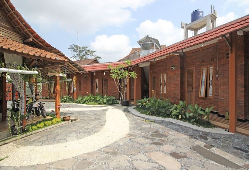 بنسيون Reddoorz Syariah Near Akmil Magelang