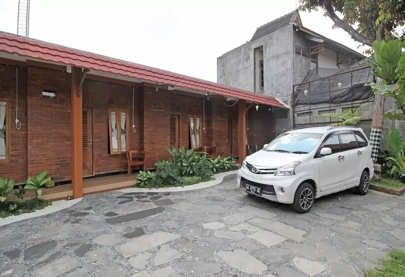 ペンション Reddoorz Syariah Near Akmil Magelang