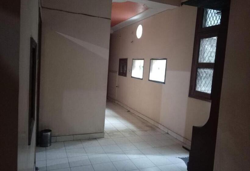 Pensjonat Yash Guest House 01 Minute Walk In Nizamuddin Railway Station