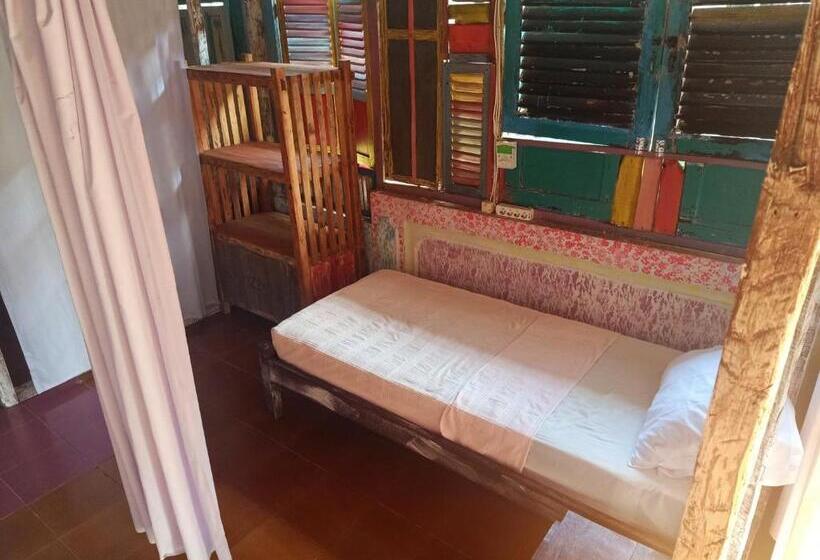 ユースホステル Lovina Loca