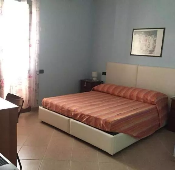 تختخواب و صبحانه The Orange House