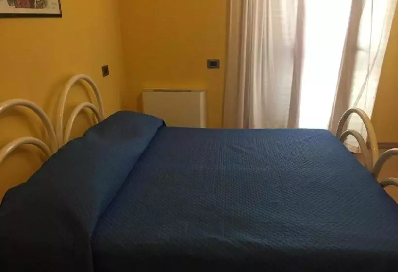 تختخواب و صبحانه The Orange House