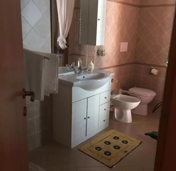 تختخواب و صبحانه The Orange House