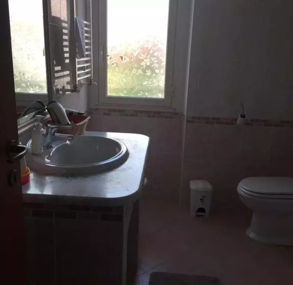 تختخواب و صبحانه The Orange House