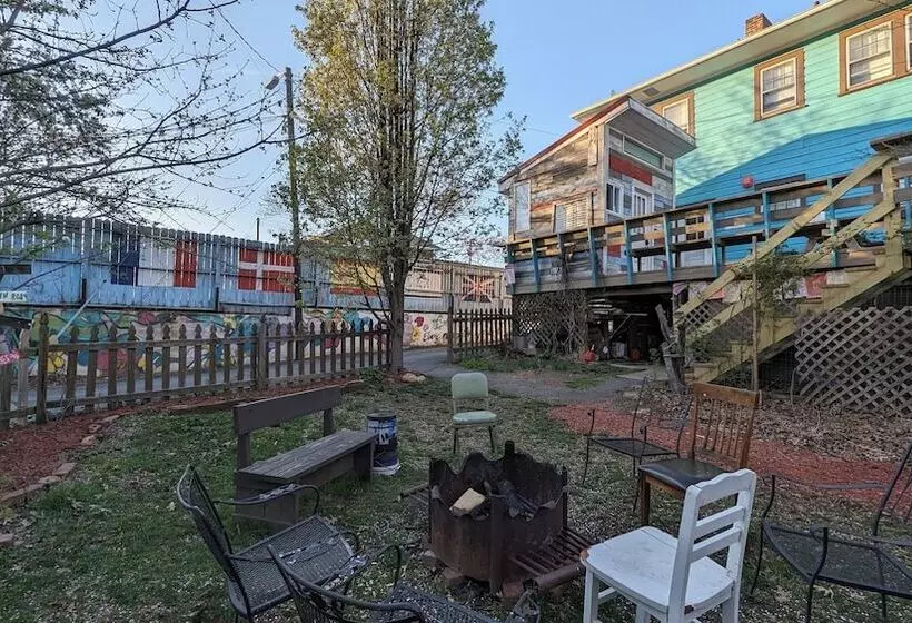 Bon Paul & Sharky's Hostel