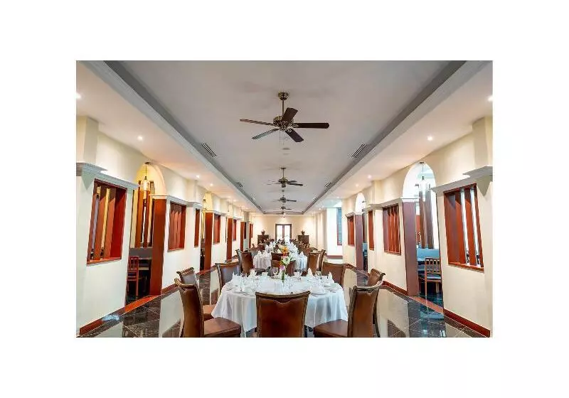 هتل De La Renaissance