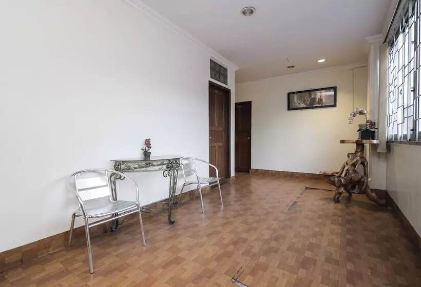 Hotelli Reddoorz Near Bethesda Manado