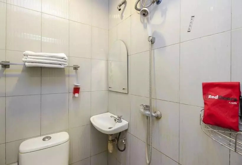 Hotelli Reddoorz Near Bethesda Manado