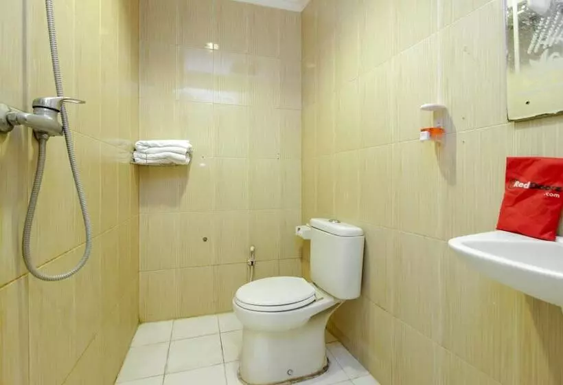 Hotelli Reddoorz Near Bethesda Manado