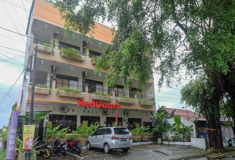 פנסיון Reddoorz @ Jalan Pramuka Manado